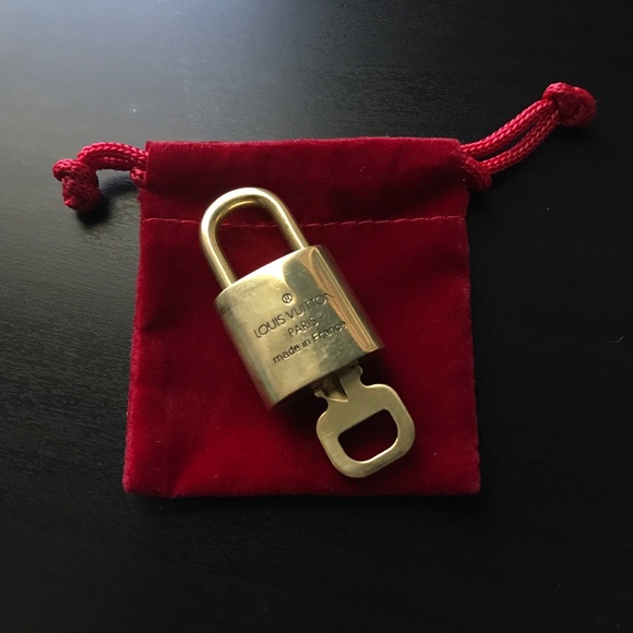 Silver Chain With Louis Vuitton Lock - Picture 9 of 11